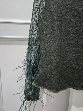 Top fiesta de encaje con plumas de mohair verde