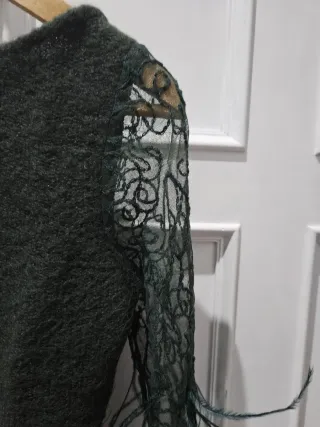 Top fiesta de encaje con plumas de mohair verde