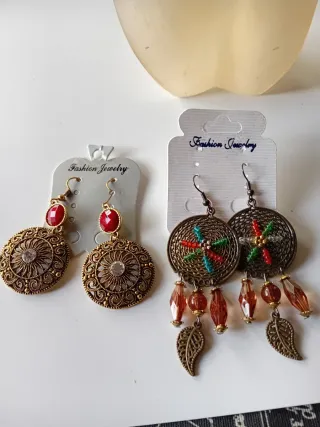 Dos pares de pendientes dorados