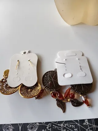 Dos pares de pendientes dorados