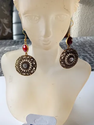 Dos pares de pendientes dorados