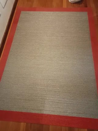 Alfombra Vinílica Gris con Borde Rojo