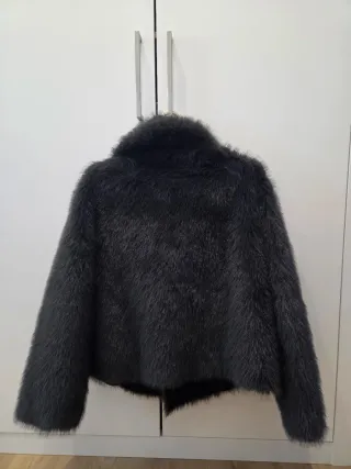 Abrigo corto reversible efecto pelo negro