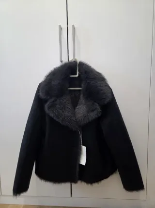 Abrigo corto reversible efecto pelo negro