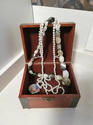 Baule portagioie con collane