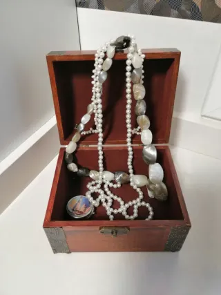 Baule portagioie con collane