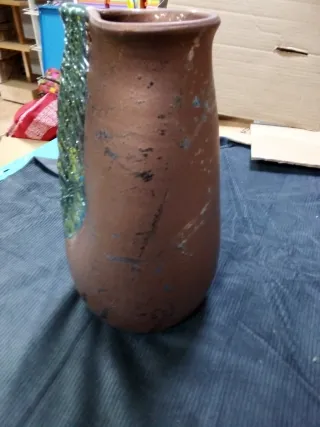 Jarrón de cerámica pintado a mano