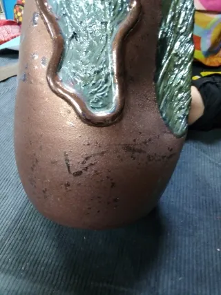 Jarrón de cerámica pintado a mano