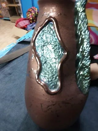 Jarrón de cerámica pintado a mano