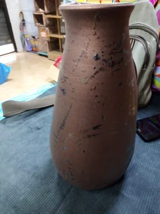 Jarrón de cerámica pintado a mano