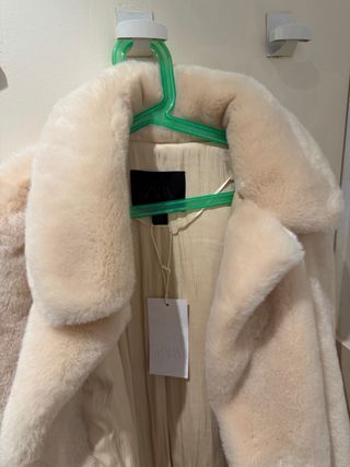 Abrigo efecto pelo Zara Woman Collection