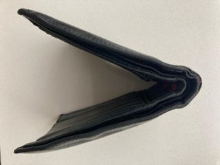 Cartera Tommy Hilfiger negra de cuero.