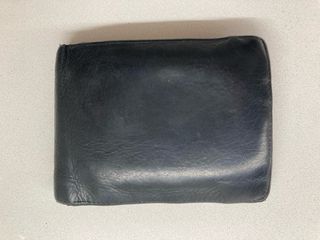 Cartera Tommy Hilfiger negra de cuero.