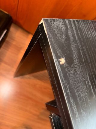 Escritorio negro con bandeja extraible