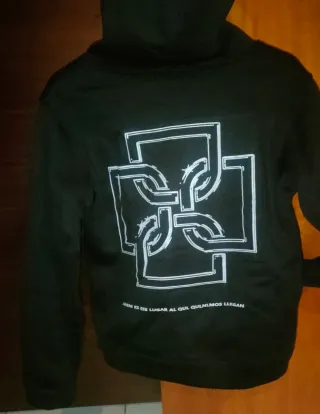 Sudadera unisex negra, con estampado. Talla XS/S.