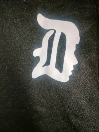 Sudadera unisex negra, con estampado. Talla XS/S.