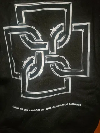 Sudadera unisex negra, con estampado. Talla XS/S.