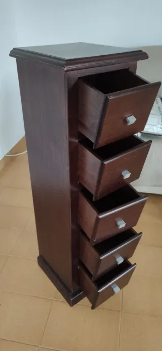 Estantería estrecha de madera