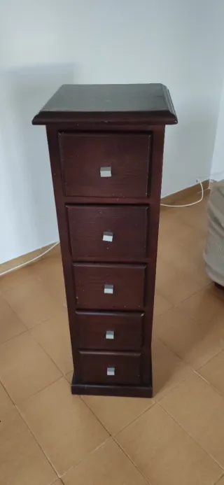 Estantería estrecha de madera