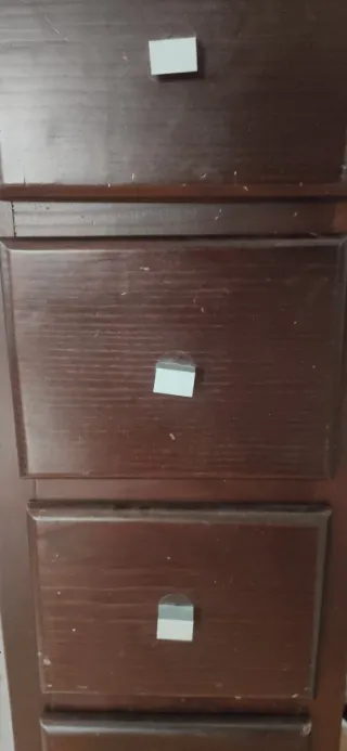 Estantería estrecha de madera