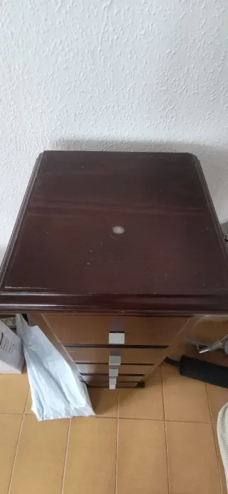 Estantería estrecha de madera