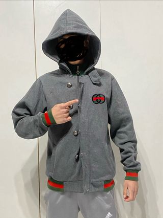 Felpa con cappuccio grigia