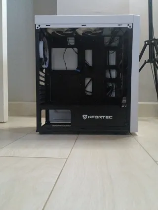 Gabinete Nfortec Blanco y Negro