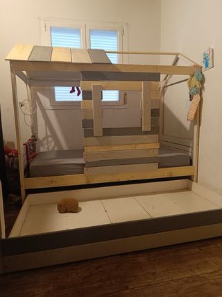 Cama en forma de casa en venta en muy buen estado