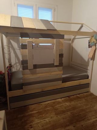 Cama en forma de casa en venta en muy buen estado