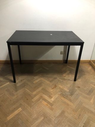 Tavolo da pranzo in acciaio e legno nero