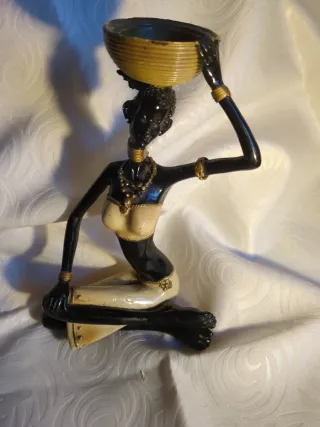 Statua vintage donna africana con cesto