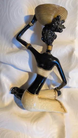 Statua vintage donna africana con cesto