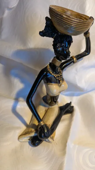 Statua vintage donna africana con cesto