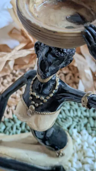 Statua vintage donna africana con cesto