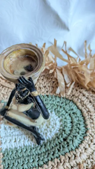 Statua vintage donna africana con cesto