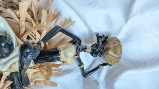 Statua vintage donna africana con cesto