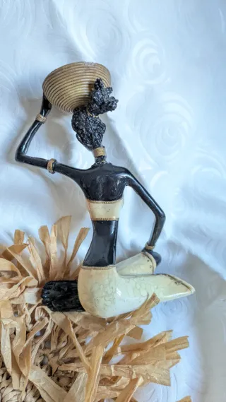 Statua vintage donna africana con cesto