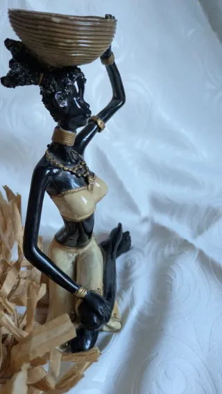 Statua vintage donna africana con cesto