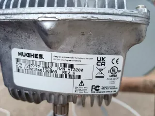 Antena Parabólica Gris con Soporte y router