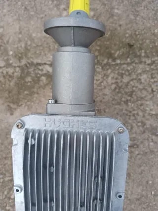 Antena Parabólica Gris con Soporte y router