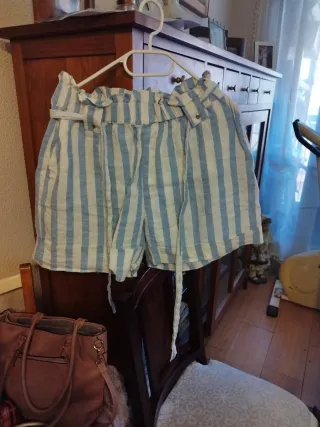 Shorts de rayas azules y blancas