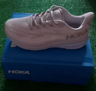 Zapatillas Hoka grises y blancas nuevas