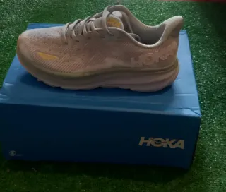 Zapatillas Hoka grises y blancas nuevas