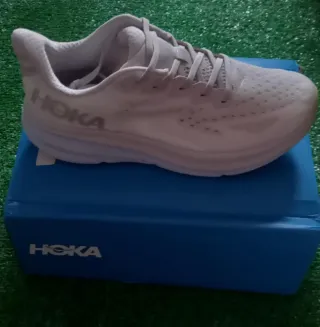 Zapatillas Hoka grises y blancas nuevas