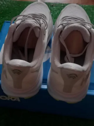 Zapatillas Hoka grises y blancas nuevas