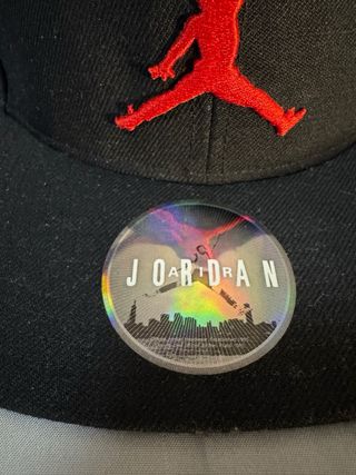 Gorra Jordan Negra Logo Rojo