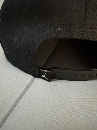 Gorra Jordan Negra Logo Rojo