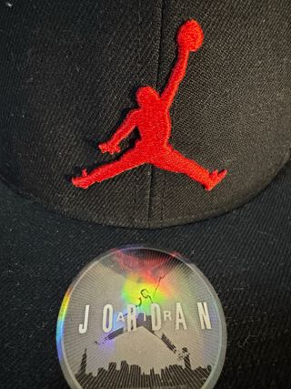 Gorra Jordan Negra Logo Rojo