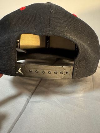 Gorra Jordan Negra Logo Rojo