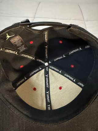 Gorra Jordan Negra Logo Rojo